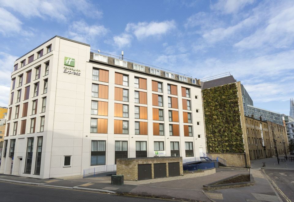 홀리데이 인 익스프레스 서더크