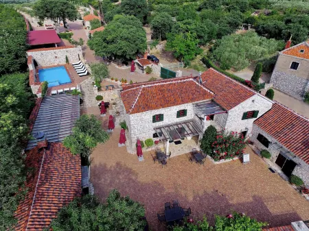 Heritage Hotel & Estate Raznjevica Dvori AD 1307 Отели в г. Sveti Filip i Jakov