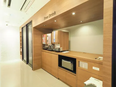 Leo Yu Capsule Hotel Funabashi Отели рядом со станцией JR Funabashihoten station