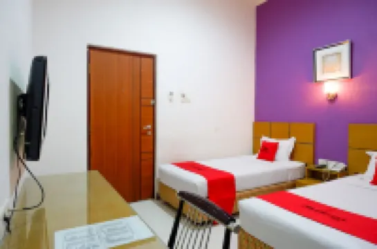 RedDoorz Near Monumen Habibi Ainun