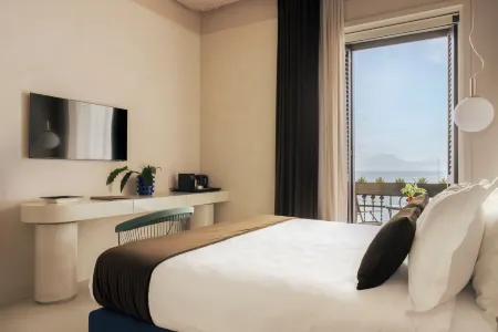 Demetra Luxury Suites Отели рядом с достопримечательностью «Via Caracciolo e Lungomare di Napoli»