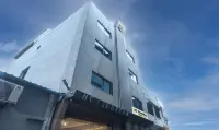 Treebo Urban, 1 Km from Railway Station Hotels in Surat