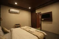 Night in Paradise - parking