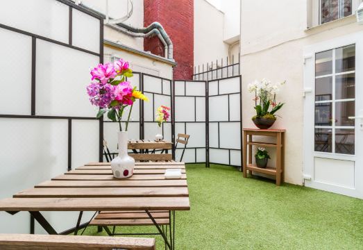 드윈 호텔의 모던한 로비나 객실