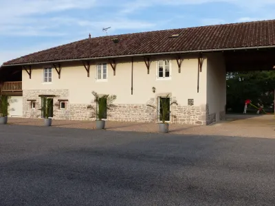 Gites Domaine de la Rochere Hotels in Domsure