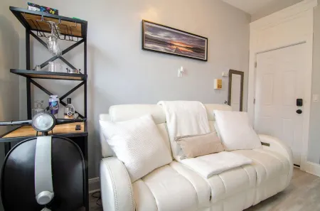 Love my place- 10 Mins Away To NYC - Pristine Apartment