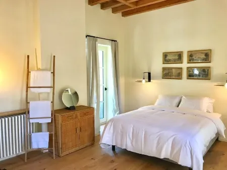 Lyon Country House La Cabane de la Saone Отели в г. Флёрьё-Сюр-Саон