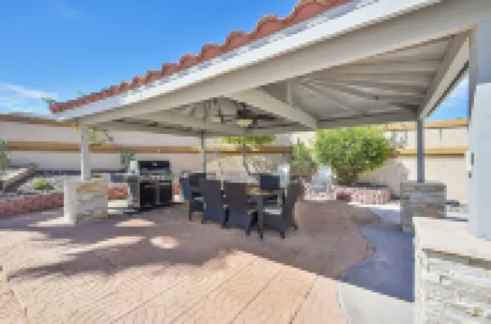 Villa - 8 Bedrms 5 Bths 15 Beds Hotels in 