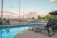 Guest Inn Pigeon Forge - Rooftop Pools