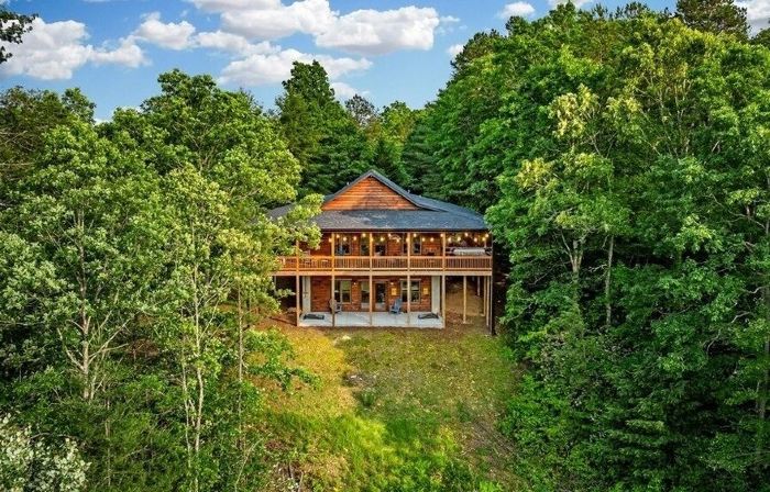 Unique Cabin! Close to Blue Ridge GA and Murphy NC. Hot Tub Has an Amazing View.
