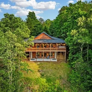 Unique Cabin! Close to Blue Ridge GA and Murphy NC. Hot Tub Has an Amazing View.