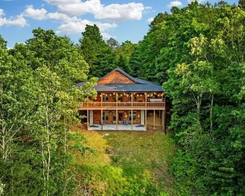 Unique Cabin! Close to Blue Ridge GA and Murphy NC. Hot Tub Has an Amazing View. Hotels in Notla