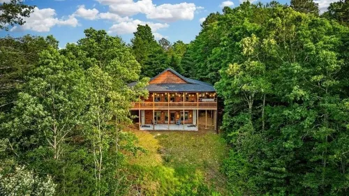 Unique Cabin! Close to Blue Ridge GA and Murphy NC. Hot Tub Has an Amazing View.