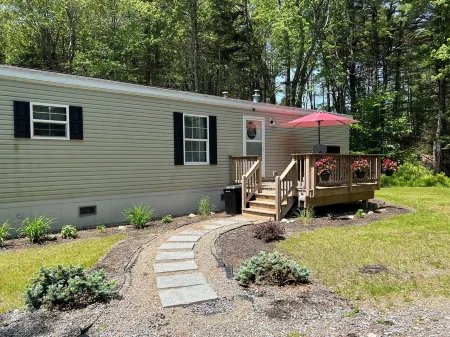 Relaxing tranquil setting, hot tub, fire pit; Pet friendly.