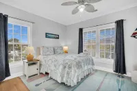 Private Pool and Relaxing Screened Porch Retreat - Charming Oasis