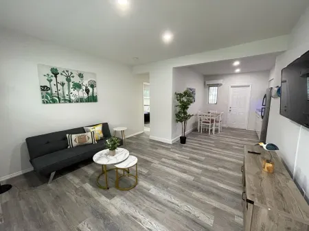 Douglas rd Apartments Отели рядом с достопримечательностью «Парк Элис Уэйнрайт»