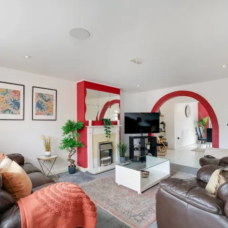 Elegant 5Br Home with Free EV,Garden and Parking
