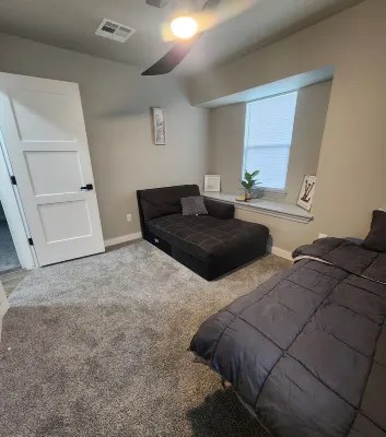 Spacious 4-bdr house in charming Del City with AC, WiFi and 9 min of Tinker AFB