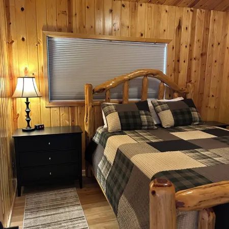 Lake Superior Lakefront Cabin w/ Updated 3Br, Kayaks, Views & Trail Access