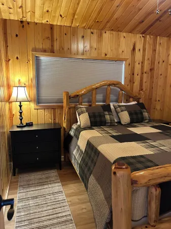 Charming 3-Bedroom Cabin with Lake Superior Bay Views and Direct Water Access! Отели в г. Чиппева