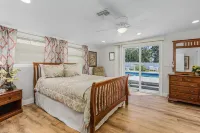 10Min to Beach - Heated Pool Nov-April -  Chef's Kitchen. 2 Night minimum stay.