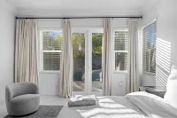 Spacious 4-bedroom house in delightful Riverside with WiFi, AC