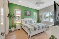 DIRECT WEEKI WACHEE RIVER FRONT! NEW CUSTOMHOME! WELCOME TO RIVER MARGARITAVILLE