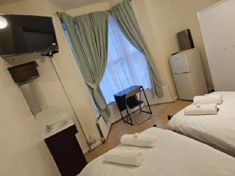 بروس روومز Hotels near توتنهام