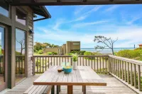 The Castle Rock Estate by AvantStay Steps From Arch Cape beach w Hot Tub Sauna Hotels in Arch Cape