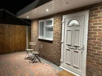 Luxury Detached Studio Apartment in Luton Hotels in 