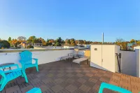 Modern 3Br - Walk to Light Rail with Evcharger & Parking
