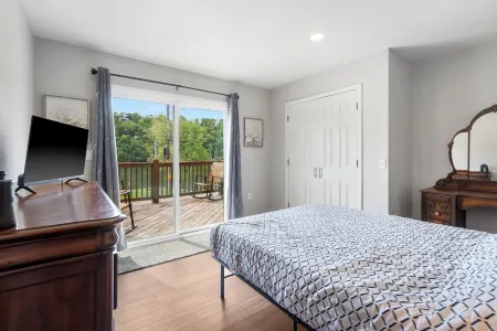 The Raven's Roost Lake View Retreat 3bd 2ba