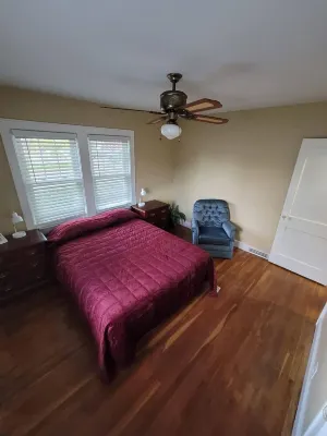 Spacious 4-bedroom 2 Bath in central Wilmington.with Hot Tub. Walmart Supercenter附近的飯店