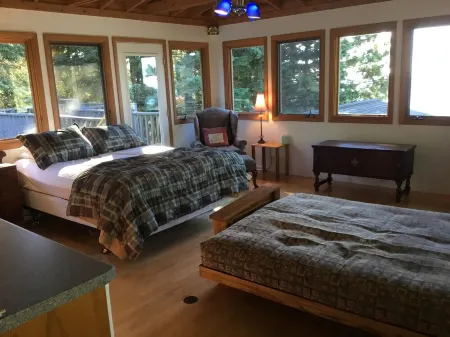 8 Miles Of Sand Beach To Explore ~ Outstanding Sunset Views Over The Lake!