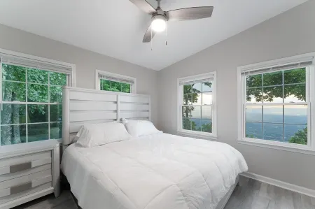 Quiet Mountaintop Vista w/ Hot tub and Fire pit