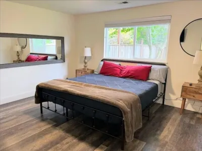 The Bluff House~Upgraded & Close to Town