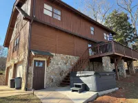 Spacious 5-bedroom 3.5 bath log cabin with amazing Lake views and hot tub!