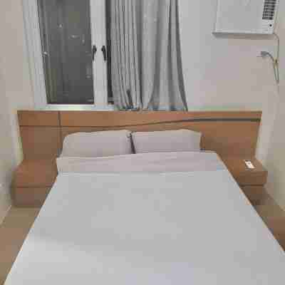 Affordable, friendly, central location, close to malls, Free parking. Furnished! Rooms