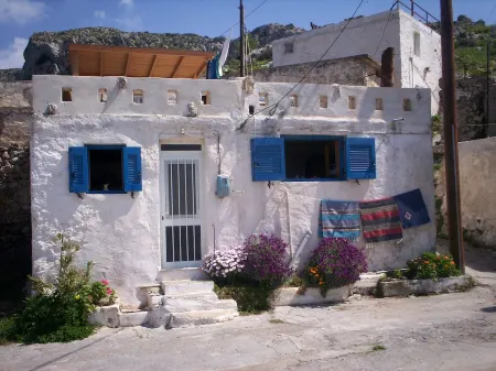 2-bedroom house in mountain village overlooking coastal resort of Makrigialos Отели в г. Makris Gialos