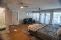 Lakefront Cabin: Fishing, Free Kayak, Jetski, Dock, Swimming, Hot Tub, BBQ,