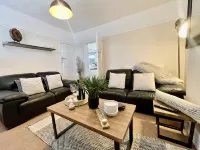 Delightful 2 bed detached home with secure parking Hotels in Cannock