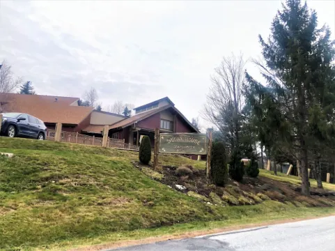 Mount Snow Timber Creek Townhouse with Pool and Ski Shuttle