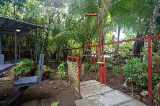 On the Beach! Soaking Tub/Music/Wi-Fi & A/C-Sleeps 4-Envision Special