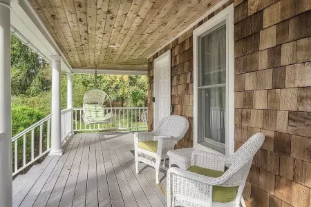 Southampton Home with Heated Pool,6 minutes from beach’s Отели в г. Такахо