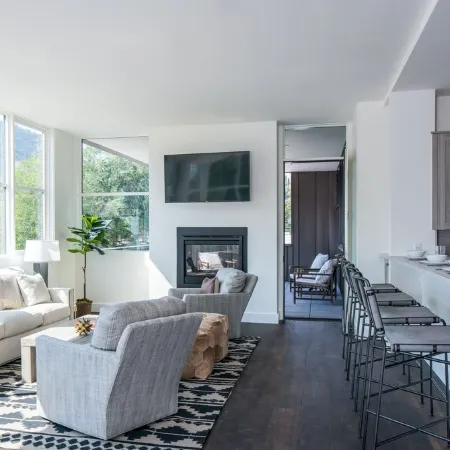 Luxury 3 Bedroom Condo Amazing Views & Unbeatable Downtown Location