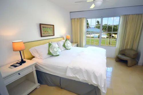 Superb 2 Bedroom/2 Bath Beachfront Condo near Reggae Beach, Ocho Rios