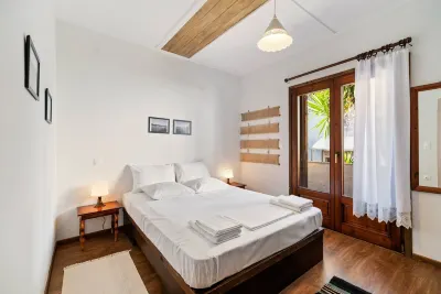 Snug Apartment in Agios Nikolaos with Garden