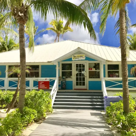 The Pink Beach House - Private House and Pool directly on the Beach, Rum Point