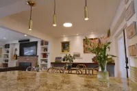 Home Close to Beach and Downtown. Licensed short term rental. Hotels near Downtown Kelowna