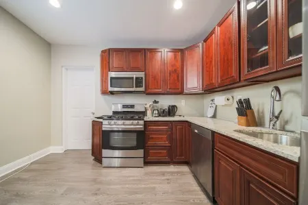 NYC Urban Getaway 10 Min to Newark Penn Station Отели рядом с достопримечательностью «Университет Ратджерс»